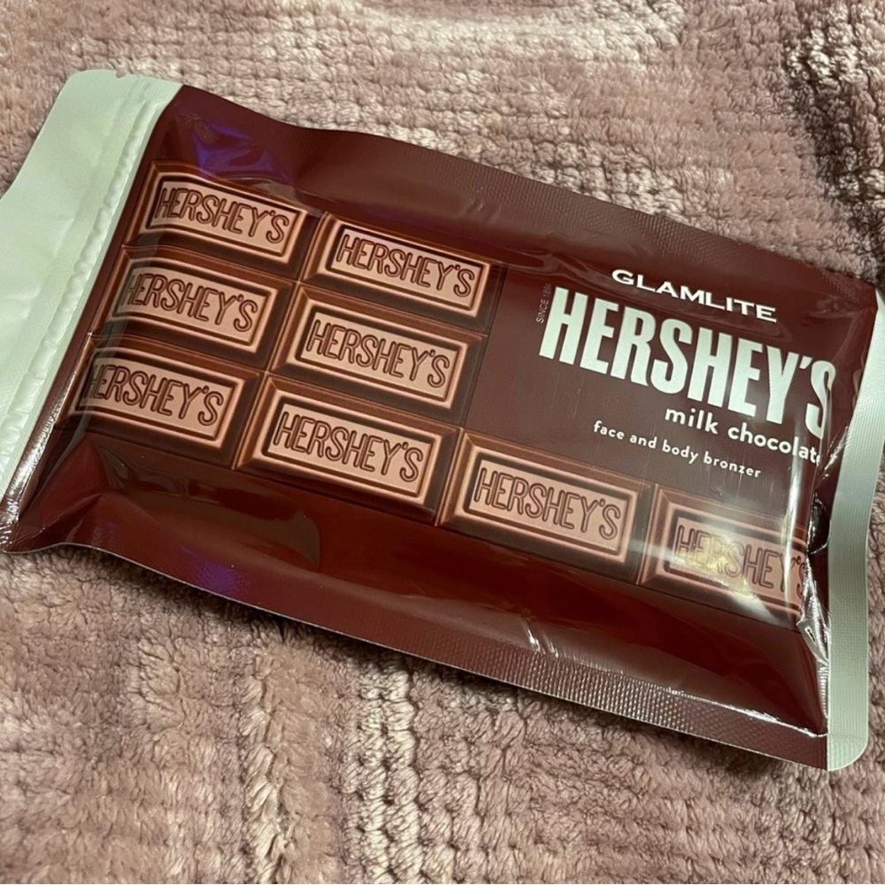 Glamlite Hershey’s Milk Chocolate Face & Body Bronzer
New